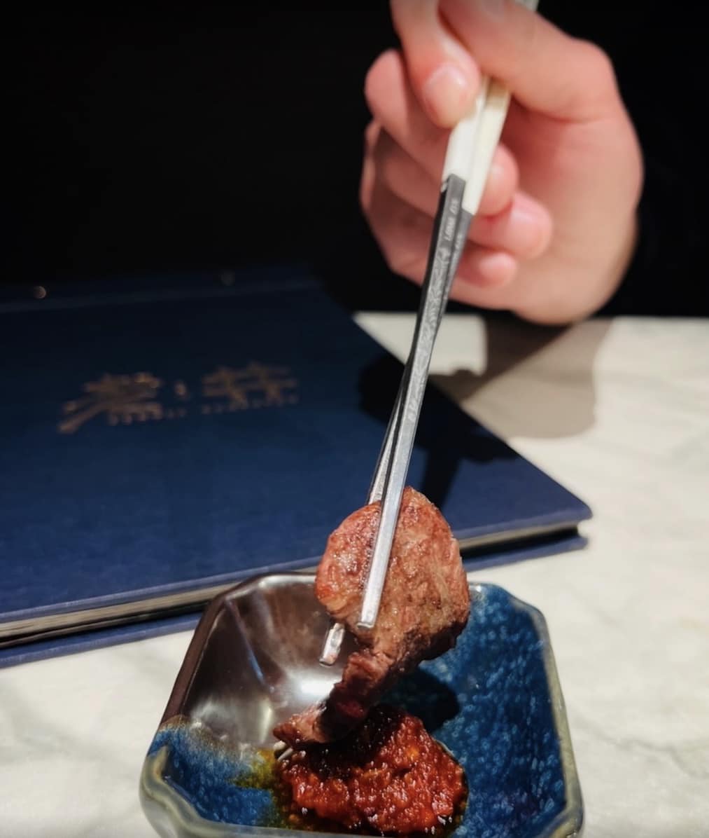 《老井極上燒肉》揮軍北上「降肉」信義區！想吃 30 公分厚切牛舌、A5 和牛雪花磚不用跑台中！