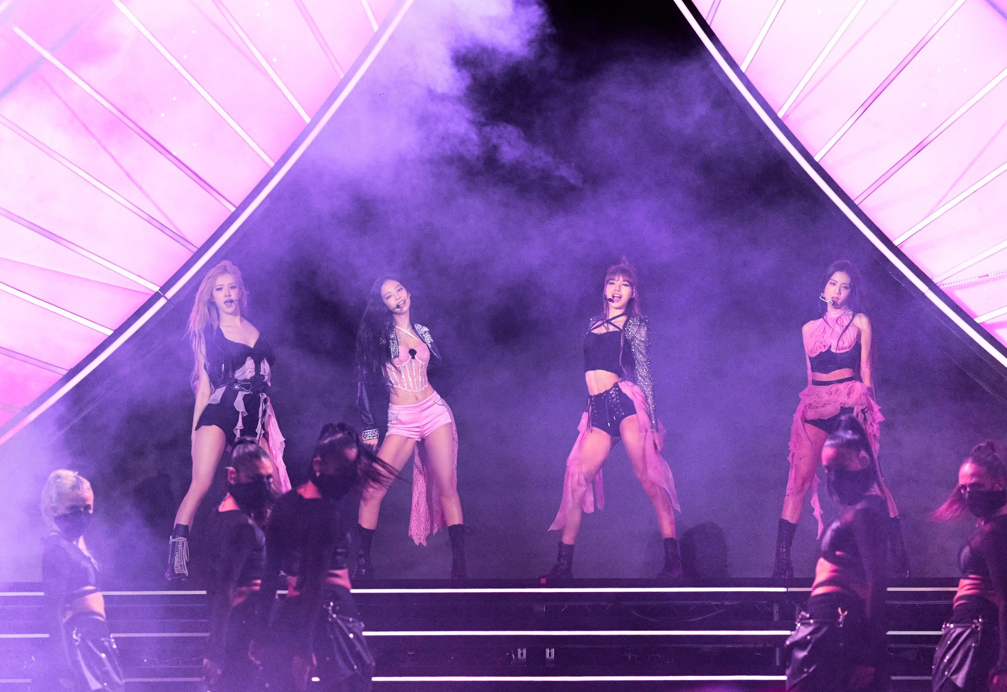 BLACKPINK「BORN PINK」 電影版海報藏亮點？粉絲揪 3 關鍵爆「舞台地點選用台灣場」