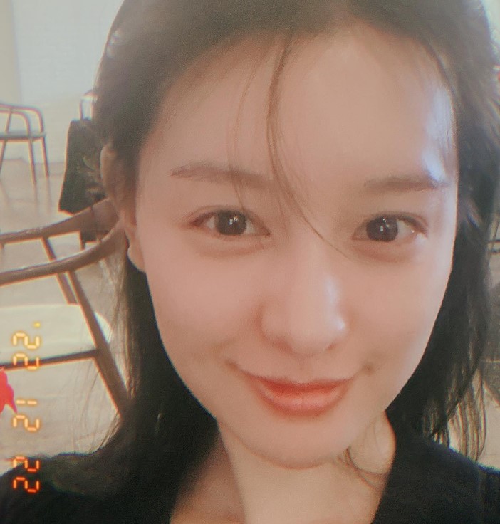 美到不可置信！金智媛仙氣現身台北東區千人搶看，甜喊想喝珍珠奶茶、芒果冰！