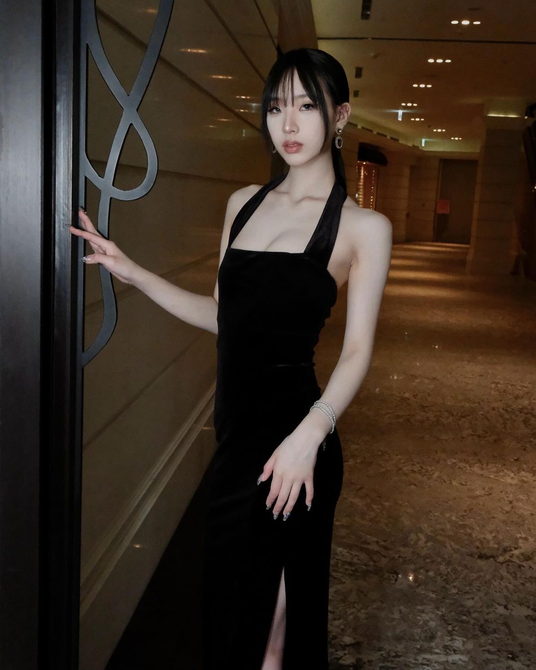 別班的都比較正？小 S「18 歲大女兒」成最美畢業生，逆天白腿、名模臉被讚仙女下凡