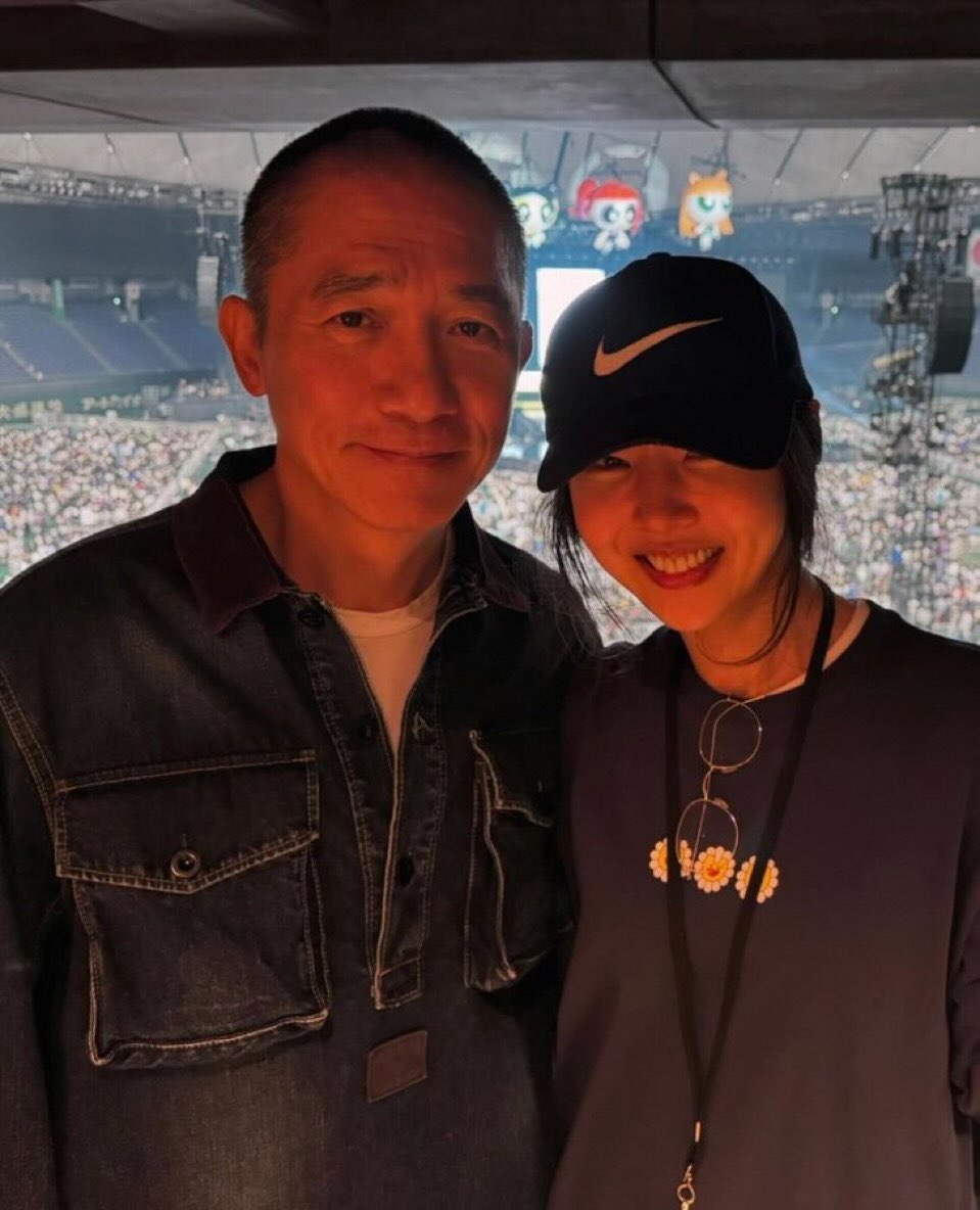 影／這組合太狂！NewJeans 日本粉絲見面會驚喜合體 YOASOBI！梁朝偉、村上隆等大咖也都來了！