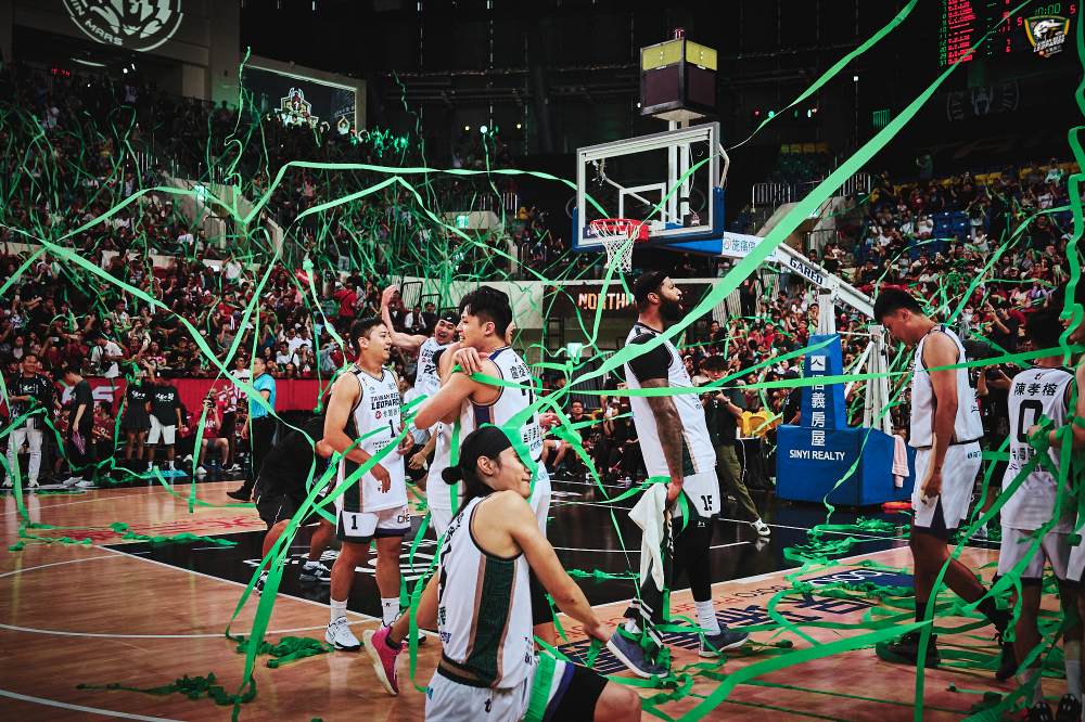 開心看到前東家成功！Dwight Howard 發文恭喜雲豹奪冠，還相約表弟在台灣見面！