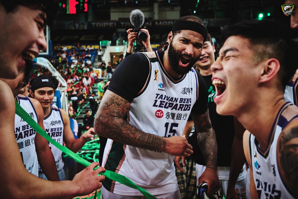 開心看到前東家成功！Dwight Howard 發文恭喜雲豹奪冠，還相約表弟在台灣見面！