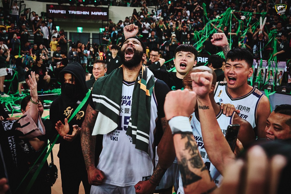 開心看到前東家成功！Dwight Howard 發文恭喜雲豹奪冠，還相約表弟在台灣見面！