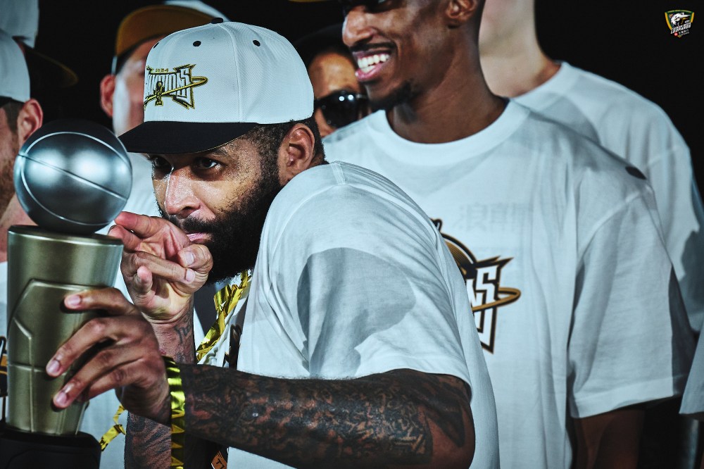 開心看到前東家成功！Dwight Howard 發文恭喜雲豹奪冠，還相約表弟在台灣見面！