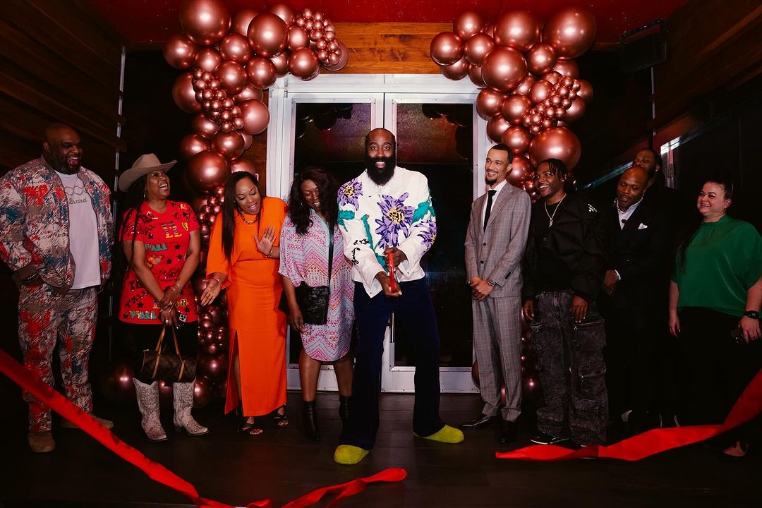 影/ 修但幾勒！James Harden 女友在婚禮接到捧花，傻眼表情曝光讓全網笑翻！