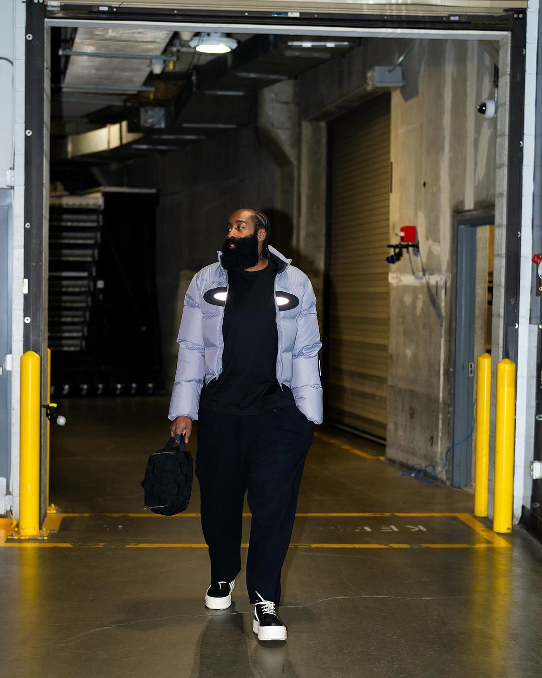 影/ 修但幾勒！James Harden 女友在婚禮接到捧花，傻眼表情曝光讓全網笑翻！