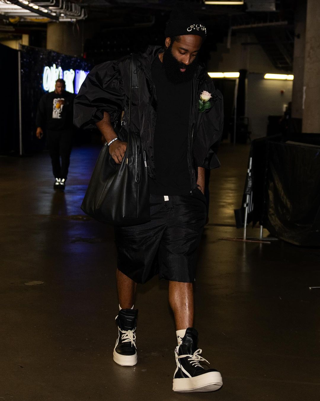 影/ 修但幾勒！James Harden 女友在婚禮接到捧花，傻眼表情曝光讓全網笑翻！