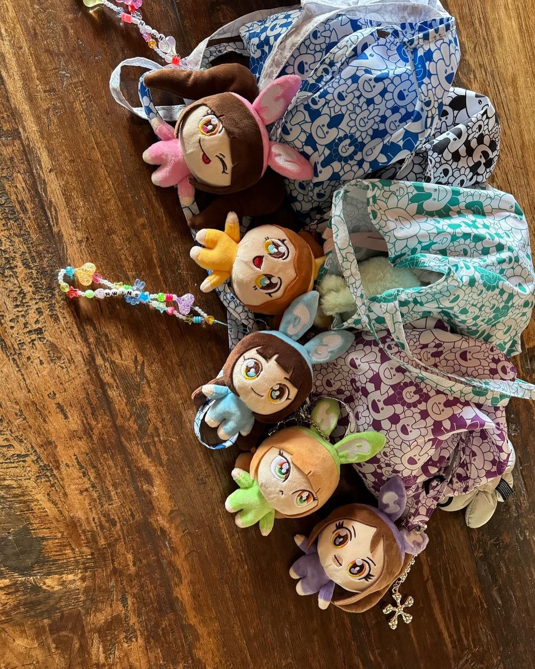 賺爛！村上隆 x NewJeans 聯名單肩包即將發售！800 元不到就能無痛入手！