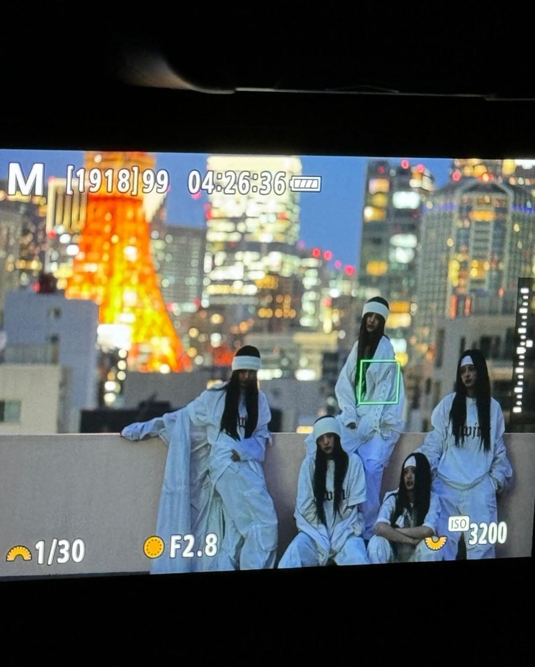 賺爛！村上隆 x NewJeans 聯名單肩包即將發售！800 元不到就能無痛入手！