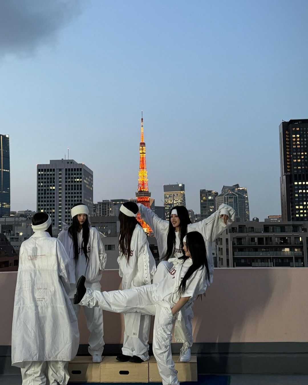 賺爛！村上隆 x NewJeans 聯名單肩包即將發售！800 元不到就能無痛入手！