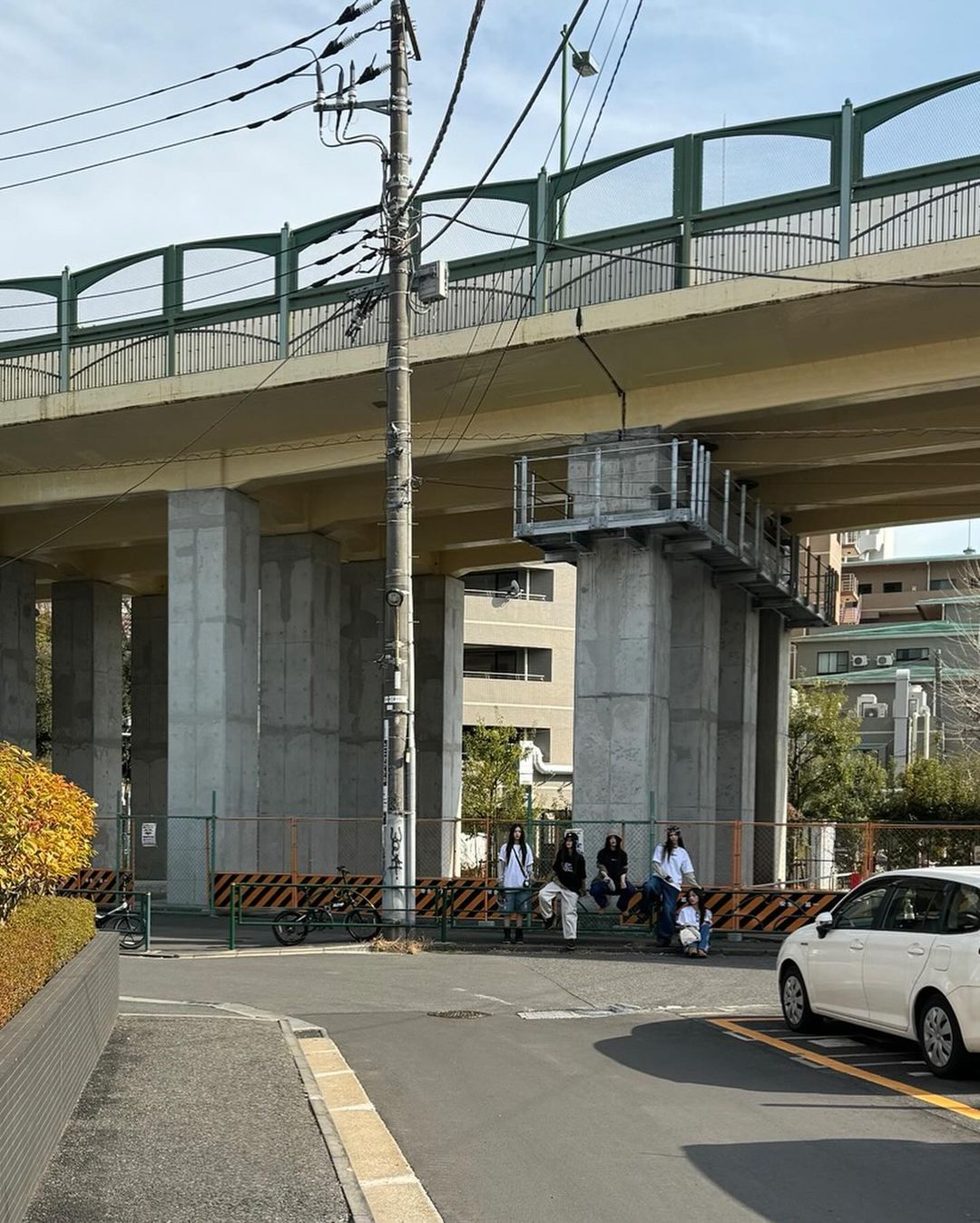 賺爛！村上隆 x NewJeans 聯名單肩包即將發售！800 元不到就能無痛入手！