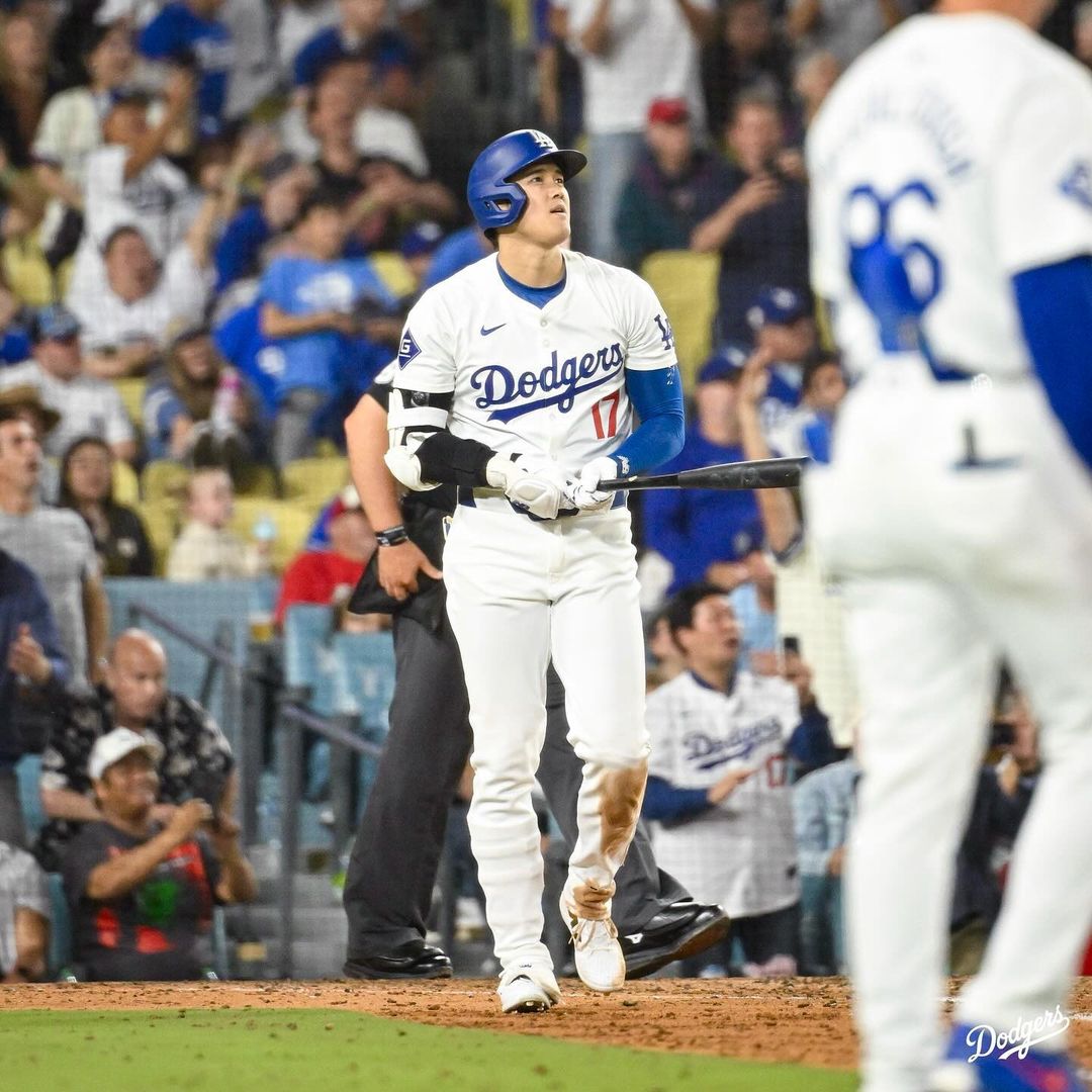 超快反應救了大谷！大谷翔平差點被界外球擊中，一旁球僮秒用徒手接住讓網讚翻！