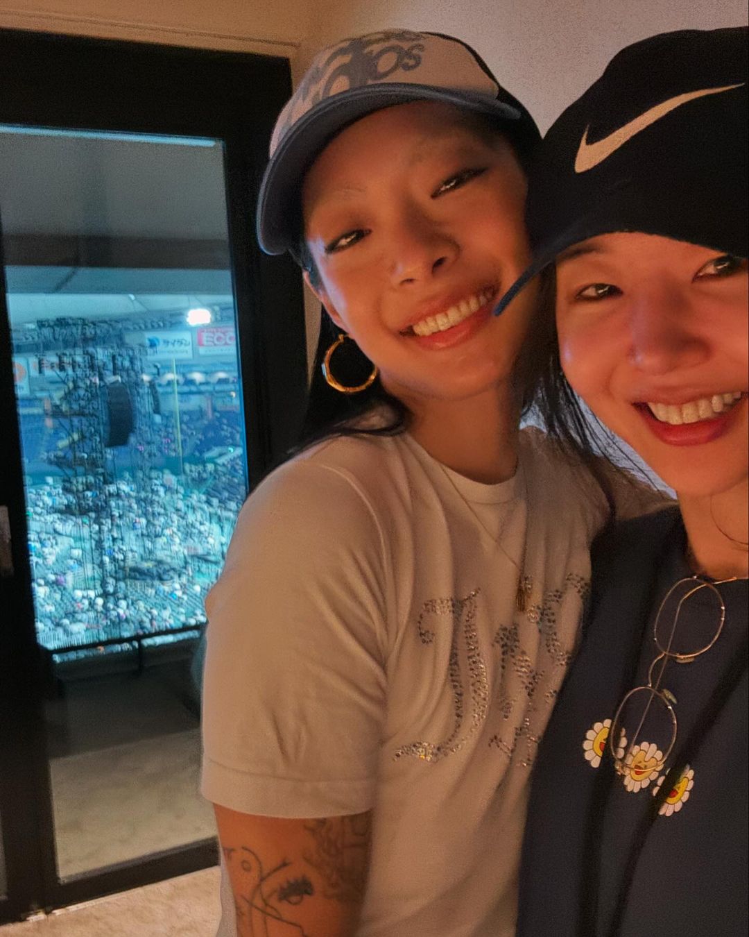 影／這組合太狂！NewJeans 日本粉絲見面會驚喜合體 YOASOBI！梁朝偉、村上隆等大咖也都來了！