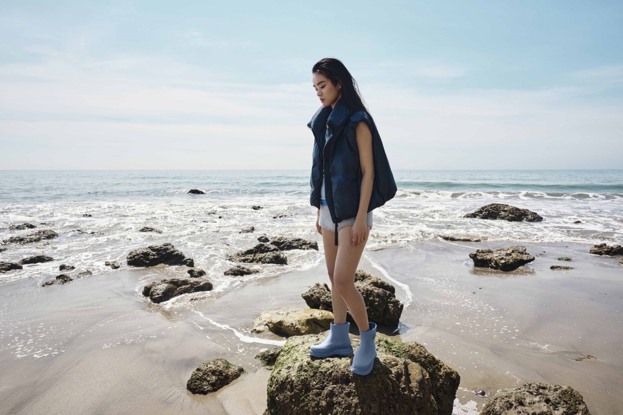 潮流穿搭與機能兼具！ CANADA GOOSE 推出首款 Vancouver 短筒雨靴，絕對雨季超必備！