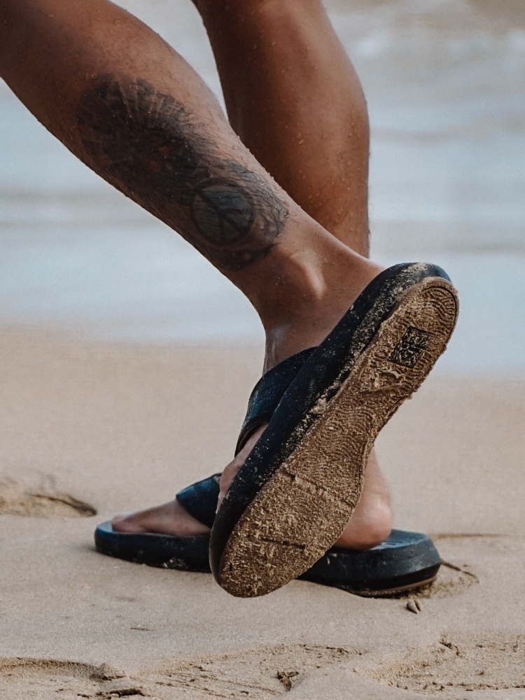 夏日拖鞋首選！加州知名休閒鞋履 REEF 40 週年推氮氣 EVA 科技，時尚舒適一次搞定！