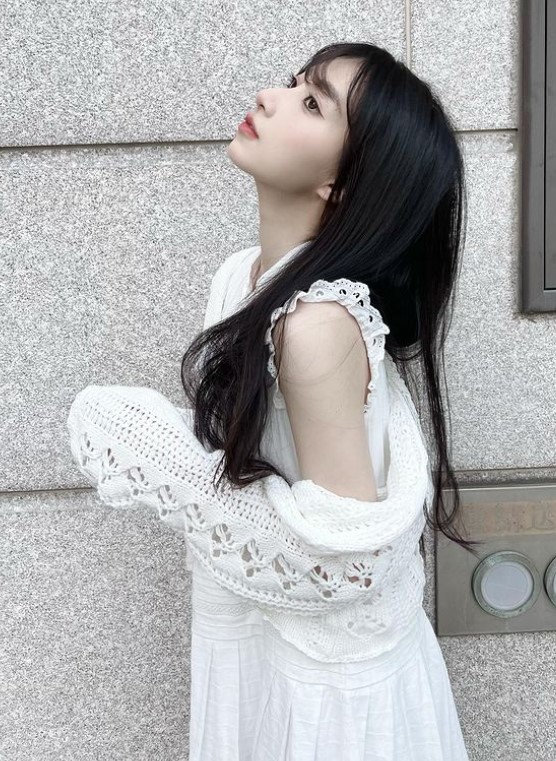 一粒變辣了！全黑激短褲露白皙美腿，暗黑風格羞喊「越拍越尷尬～」