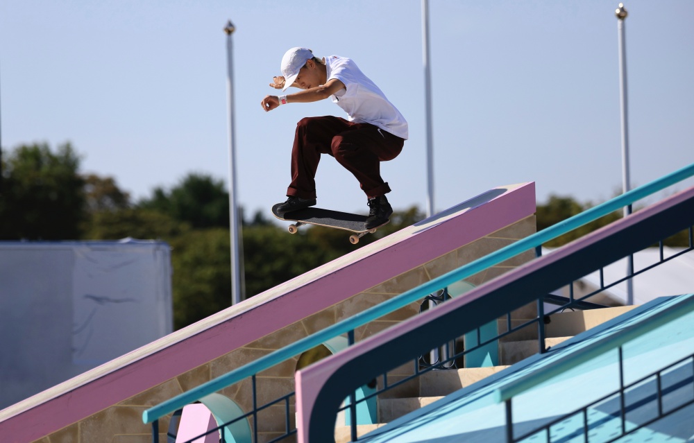 巴黎奧運｜日本滑板選手白井空良場邊疑似女友的「笑顔の女神」掀討論！網驚：原來是超人氣模特兒！