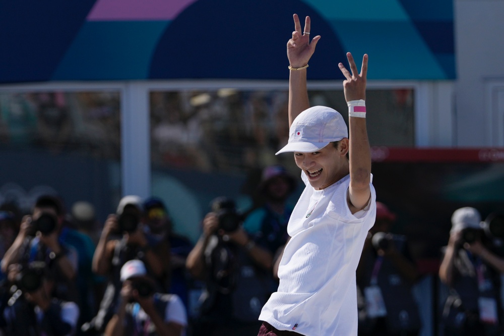 巴黎奧運｜日本滑板選手白井空良場邊疑似女友的「笑顔の女神」掀討論！網驚：原來是超人氣模特兒！