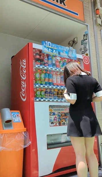 好瑟！女大學生「掀裙子讓販賣機自動掉飲料」 網：日本人真會玩！