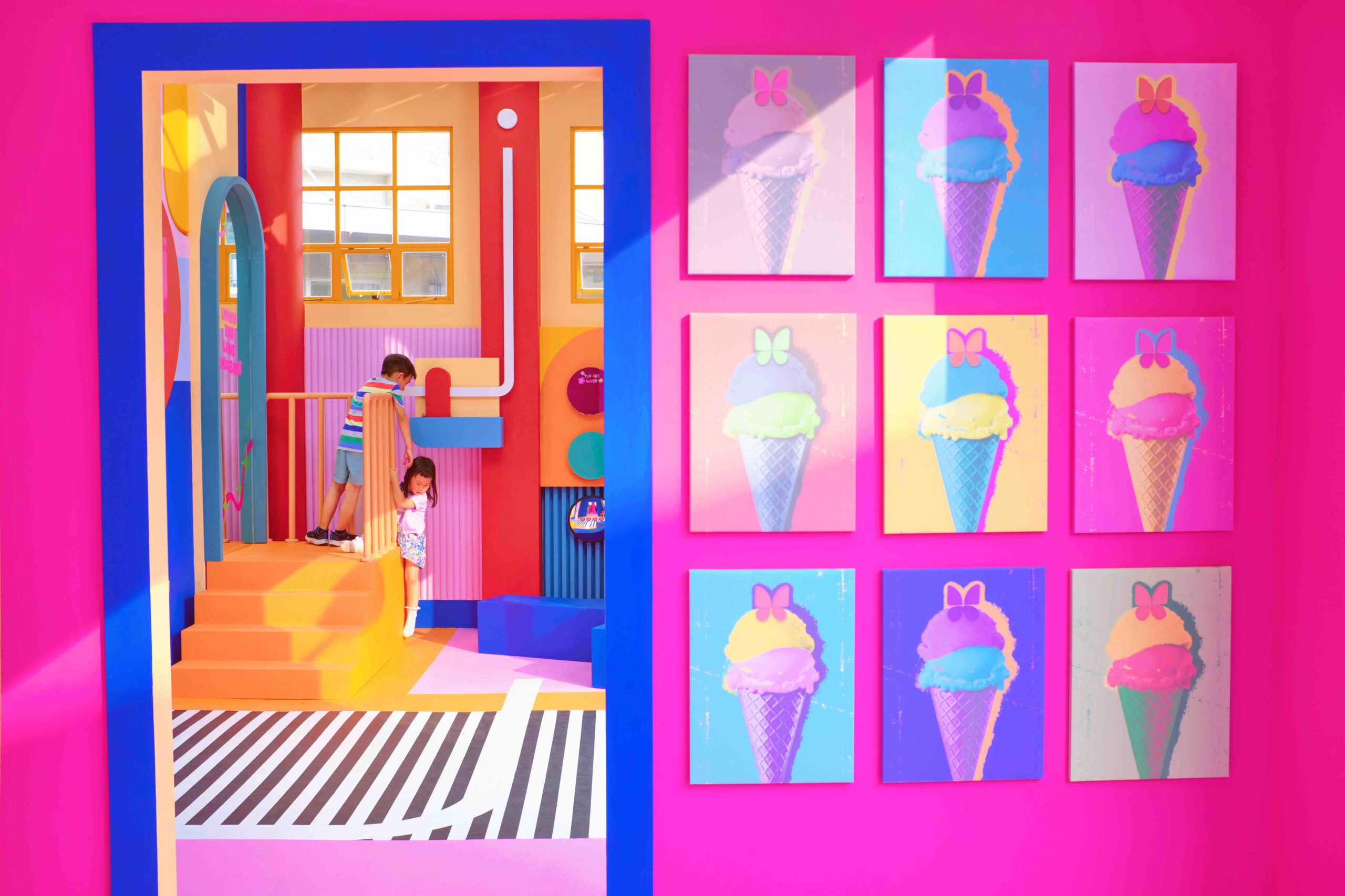 夏日購物打卡聖地在這裡！GLORIA OUTLETS華泰名品城 推出全新視覺展 廣邀I型人、E型人盡情揮灑自我  探店、踩點、拍美照！暑期週末街藝活動精彩不間斷Outlet折扣兩折起消費滿額月月抽20組萬元購物金