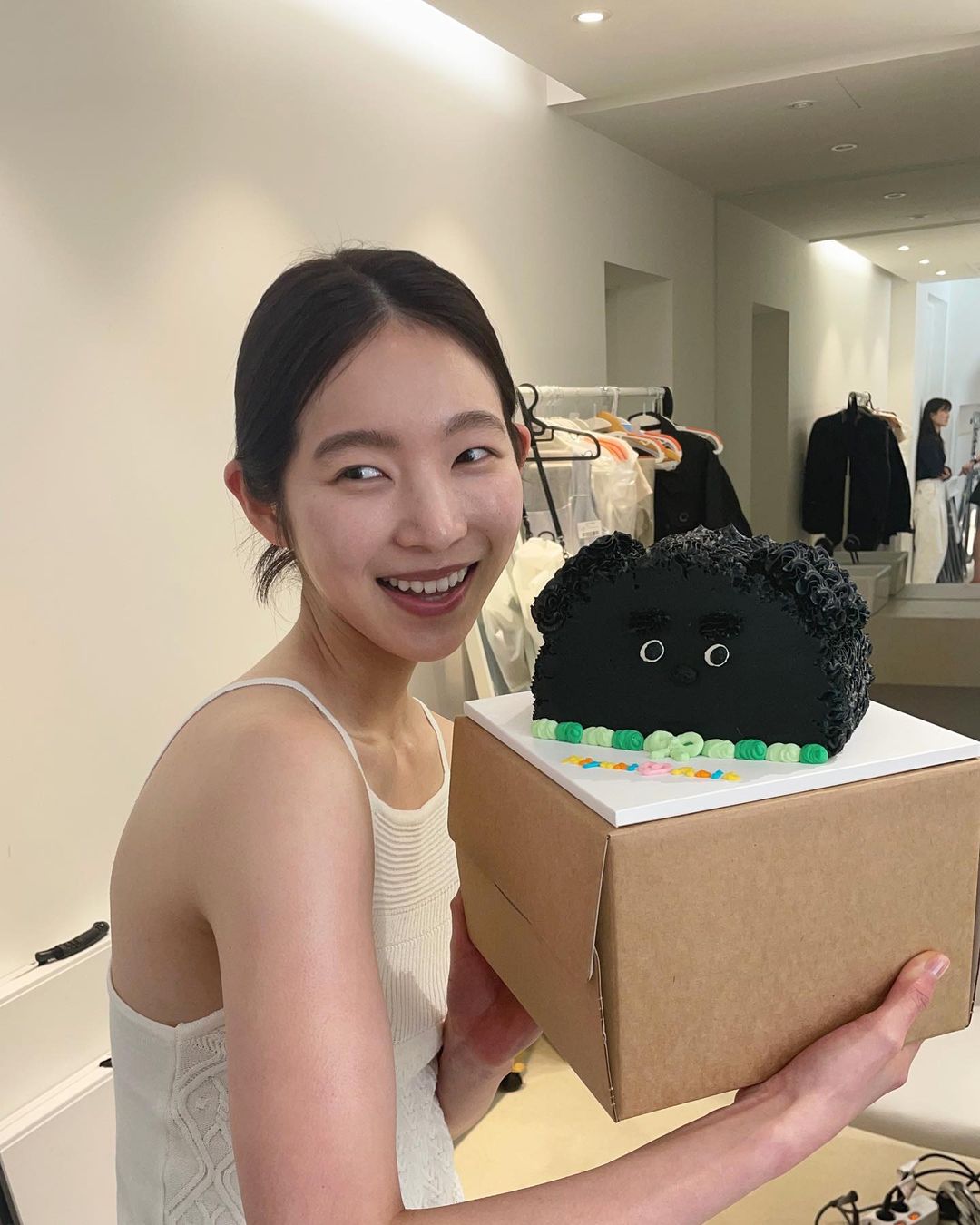 巴黎奧運｜日本滑板選手白井空良場邊疑似女友的「笑顔の女神」掀討論！網驚：原來是超人氣模特兒！