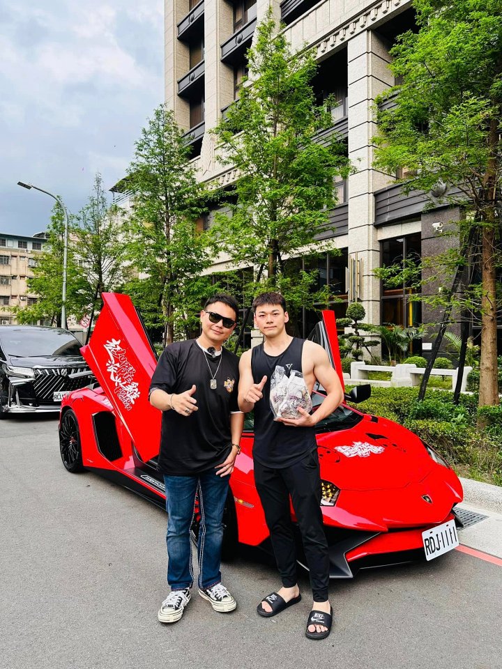 超哥千萬藍寶堅尼違停遭拖吊！網友：拖吊車「超派」本人低調道歉：被拖吊剛好