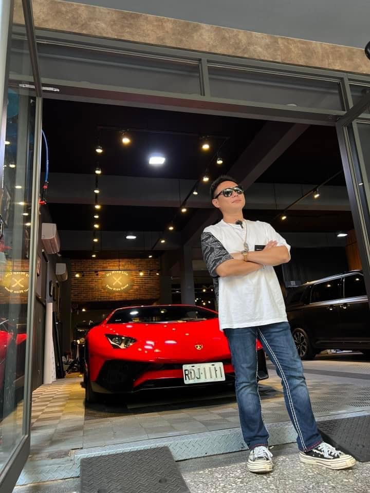 超哥千萬藍寶堅尼違停遭拖吊！網友：拖吊車「超派」本人低調道歉：被拖吊剛好