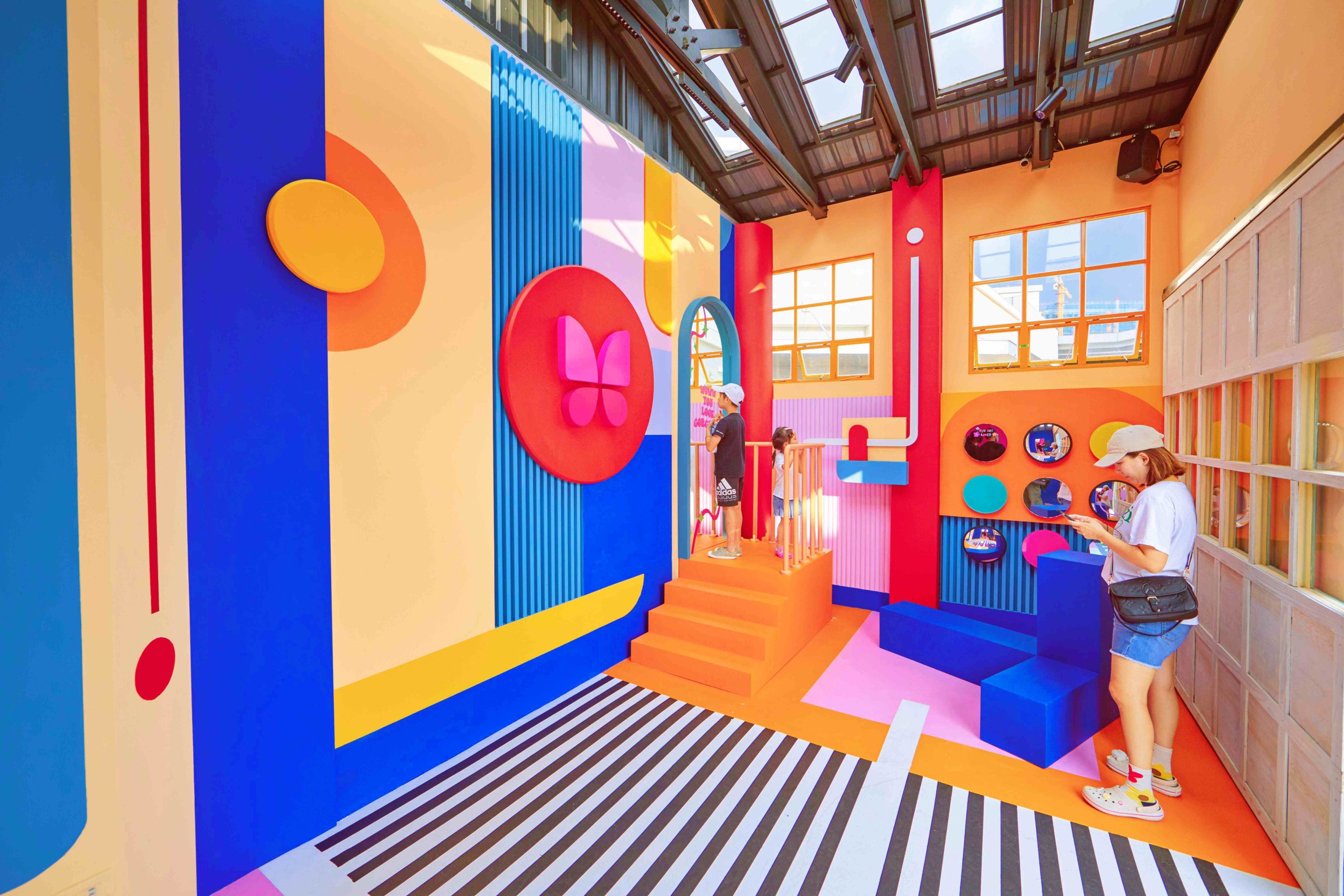 夏日購物打卡聖地在這裡！GLORIA OUTLETS華泰名品城 推出全新視覺展 廣邀I型人、E型人盡情揮灑自我  探店、踩點、拍美照！暑期週末街藝活動精彩不間斷Outlet折扣兩折起消費滿額月月抽20組萬元購物金