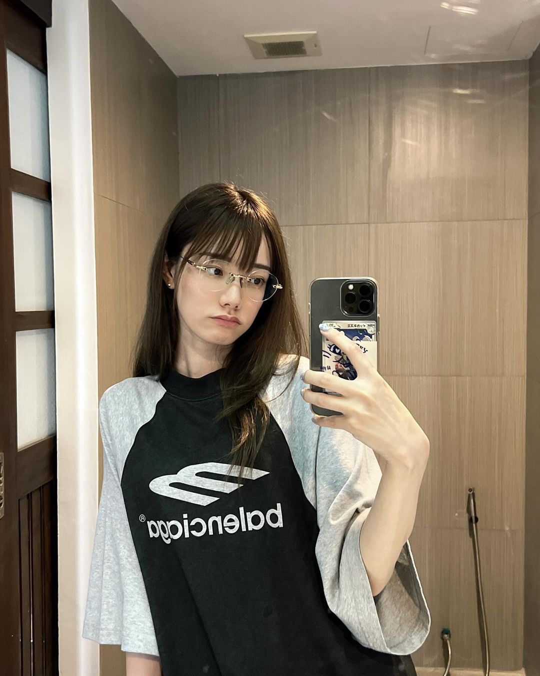 僅六口就吃光！矚目女優「宮下玲奈」直播大啖棉花糖，令粉絲笑推：能跟 桃乃木 競爭大胃王