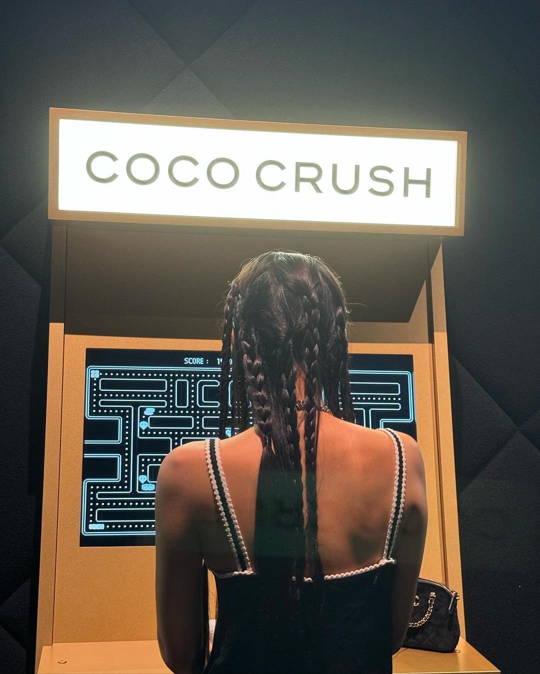 辣出新高度！BLACKPINK Jennie 出席活動「穿鼻釘、透視裝」性感現身，網讚：超性感！