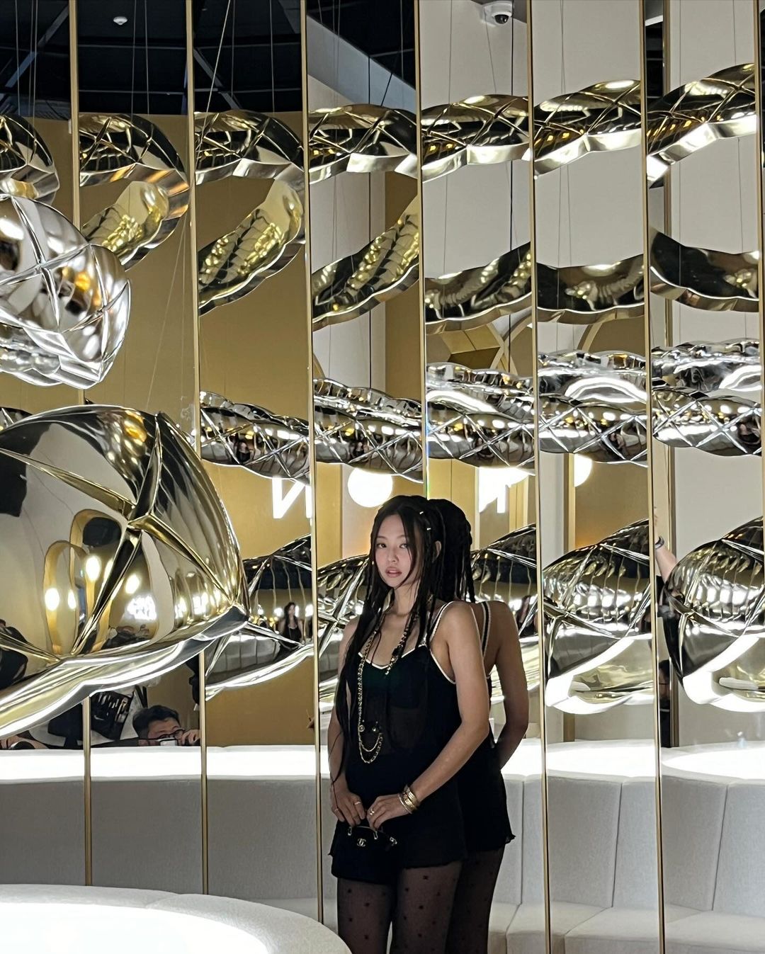 辣出新高度！BLACKPINK Jennie 出席活動「穿鼻釘、透視裝」性感現身，網讚：超性感！