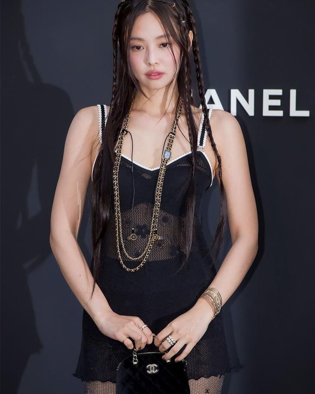辣出新高度！BLACKPINK Jennie 出席活動「穿鼻釘、透視裝」性感現身，網讚：超性感！