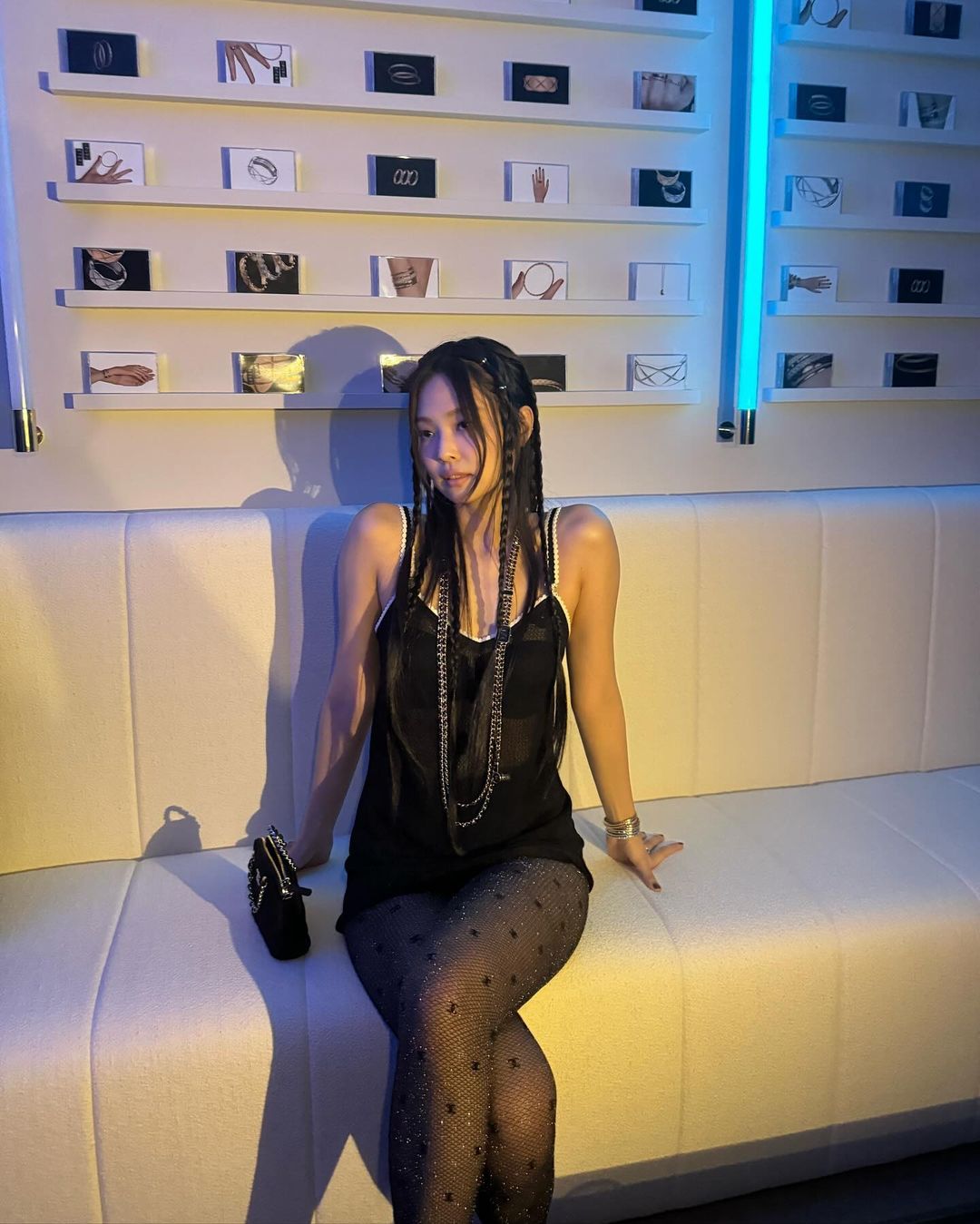 辣出新高度！BLACKPINK Jennie 出席活動「穿鼻釘、透視裝」性感現身，網讚：超性感！