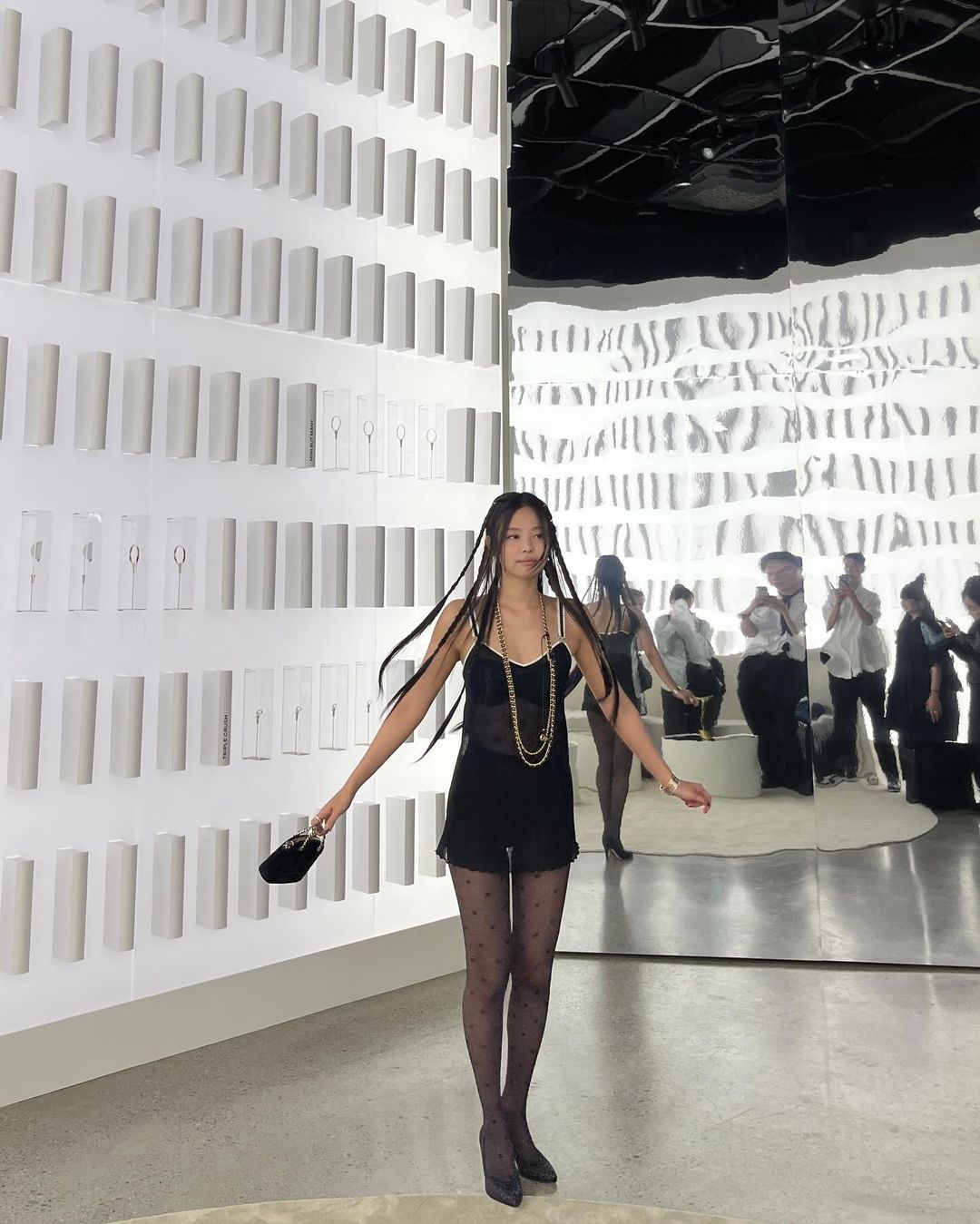 辣出新高度！BLACKPINK Jennie 出席活動「穿鼻釘、透視裝」性感現身，網讚：超性感！