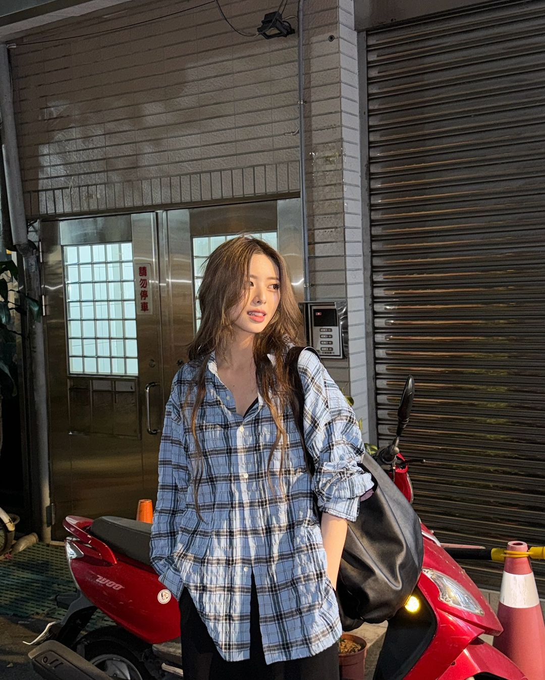 ITZY 忙內有娜萬華街頭秀美照！刨冰店意外入鏡網笑稱：要變觀光景點了！