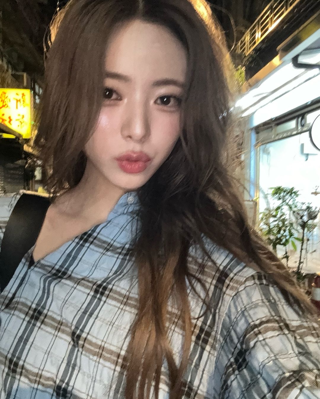 ITZY 忙內有娜萬華街頭秀美照！刨冰店意外入鏡網笑稱：要變觀光景點了！