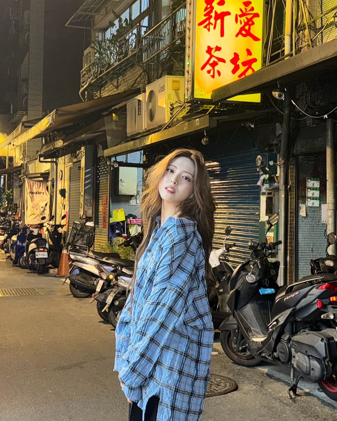 ITZY 忙內有娜萬華街頭秀美照！刨冰店意外入鏡網笑稱：要變觀光景點了！