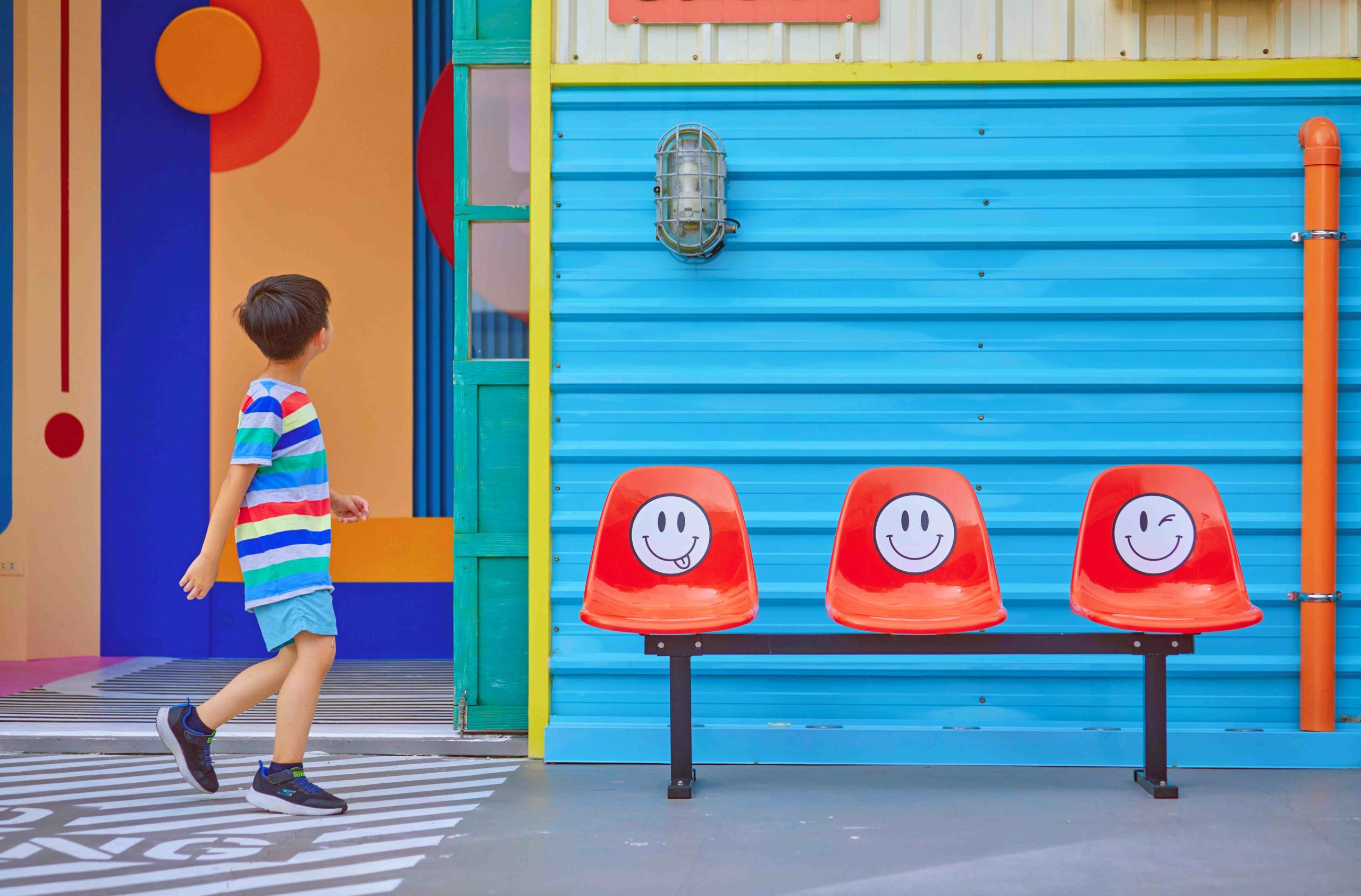 夏日購物打卡聖地在這裡！GLORIA OUTLETS華泰名品城 推出全新視覺展 廣邀I型人、E型人盡情揮灑自我  探店、踩點、拍美照！暑期週末街藝活動精彩不間斷Outlet折扣兩折起消費滿額月月抽20組萬元購物金