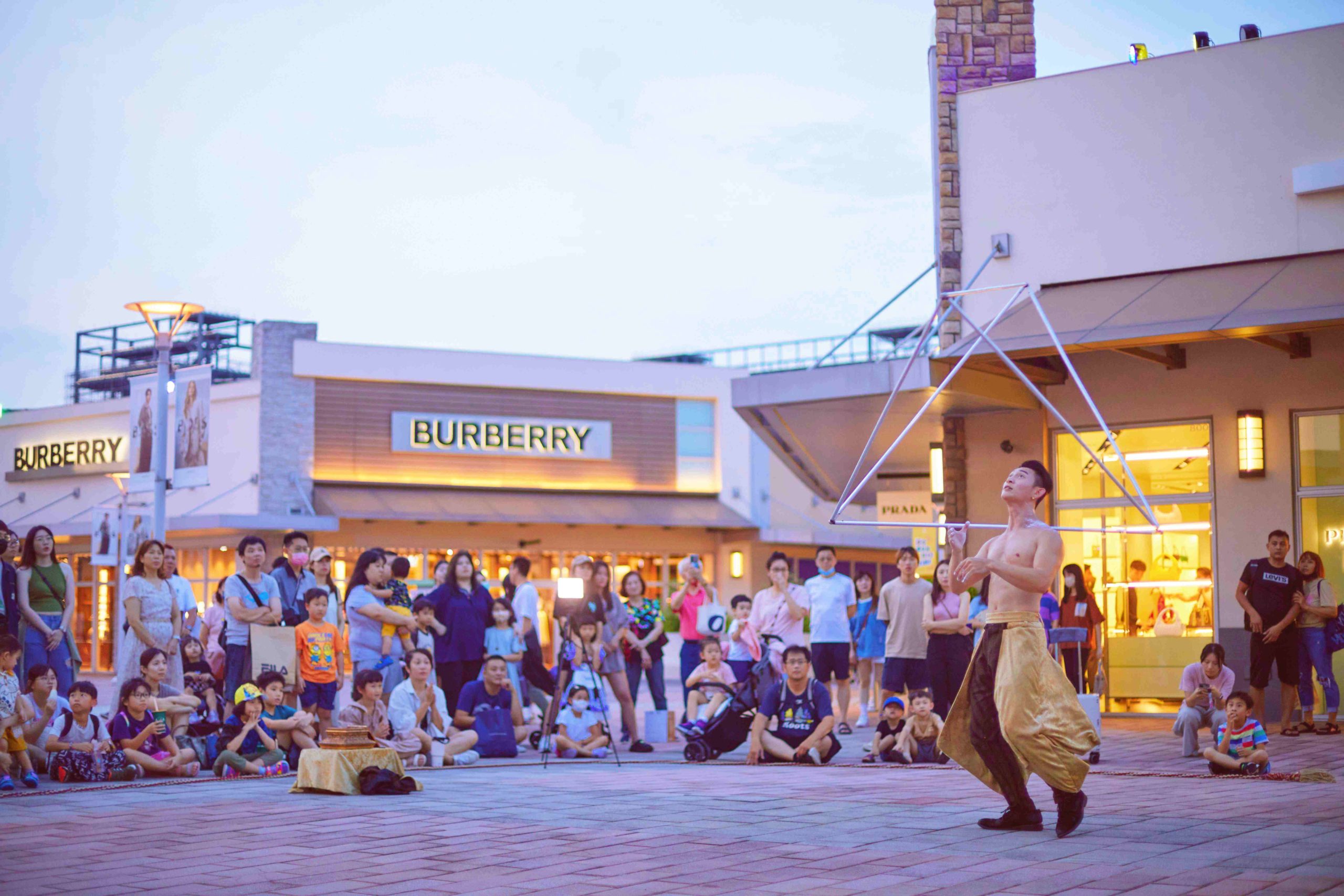 夏日購物打卡聖地在這裡！GLORIA OUTLETS華泰名品城 推出全新視覺展 廣邀I型人、E型人盡情揮灑自我  探店、踩點、拍美照！暑期週末街藝活動精彩不間斷Outlet折扣兩折起消費滿額月月抽20組萬元購物金