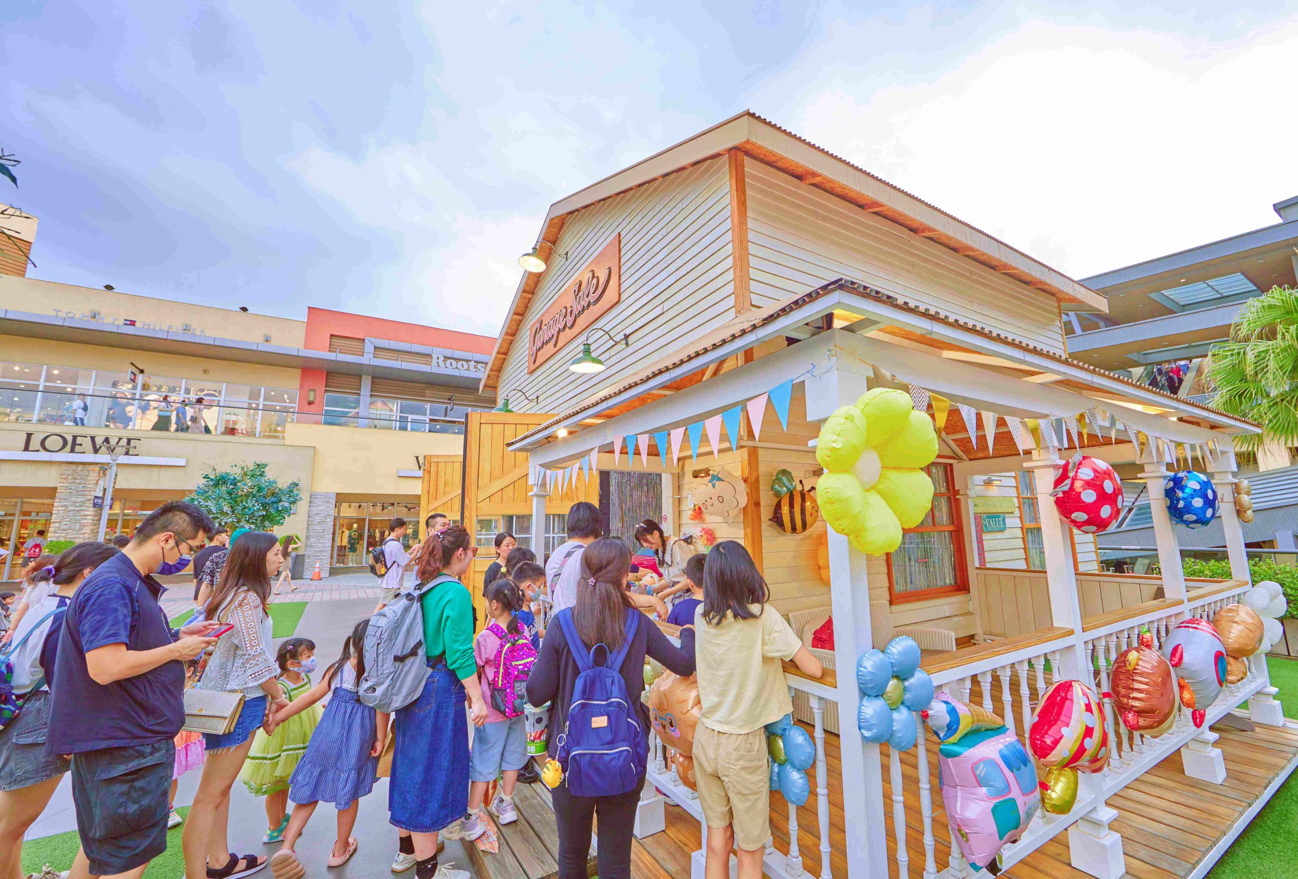 夏日購物打卡聖地在這裡！GLORIA OUTLETS華泰名品城 推出全新視覺展 廣邀I型人、E型人盡情揮灑自我  探店、踩點、拍美照！暑期週末街藝活動精彩不間斷Outlet折扣兩折起消費滿額月月抽20組萬元購物金