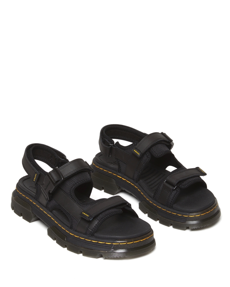 高溫救星報到！盤點今夏最時髦「涼拖鞋」，Dr. Martens 帶你解放雙腳！