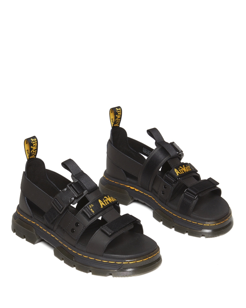 高溫救星報到！盤點今夏最時髦「涼拖鞋」，Dr. Martens 帶你解放雙腳！