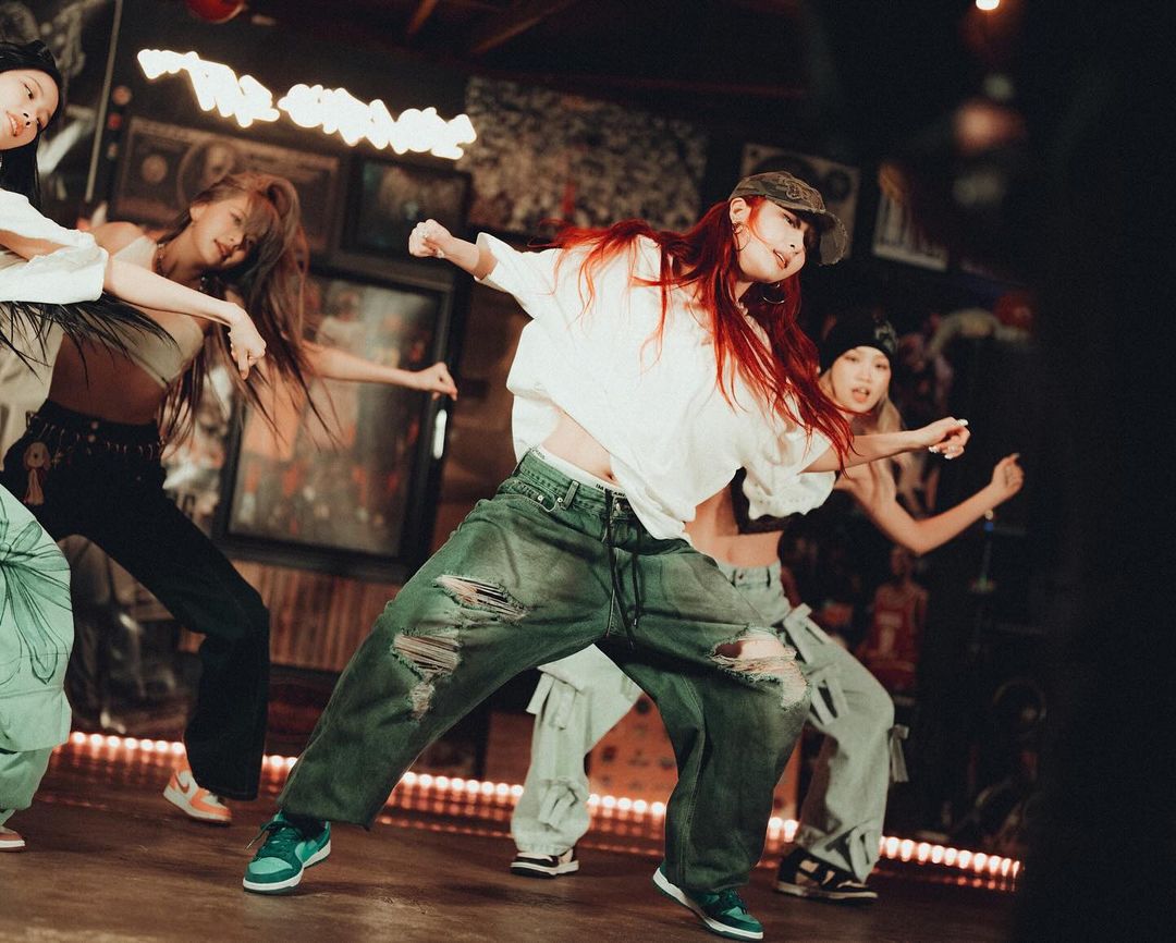 影／LE SSERAFIM 在 SBS 歌謠「亮眼舞台表現」引熱議！網大讚：果然有練有差！