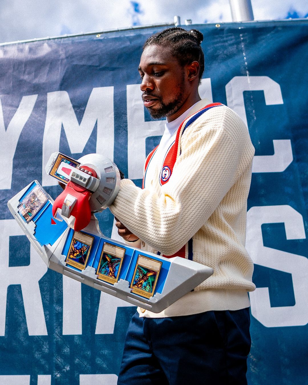 帶《遊戲王》卡還不夠！Noah Lyles 帶一整個決鬥盤+全套「黑暗大法師」現身全美決選賽，甚至拿下金牌！