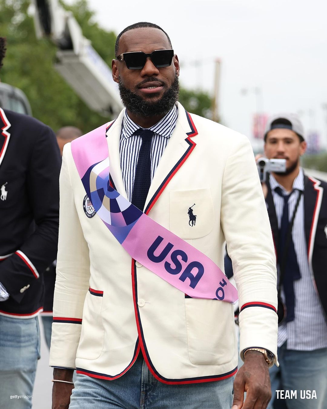巴黎奧運｜首位男籃掌旗手寫歷史！LeBron James 揮舞美國大旗霸氣登場奧運開幕，事後 KD 發迷因圖笑翻網友！