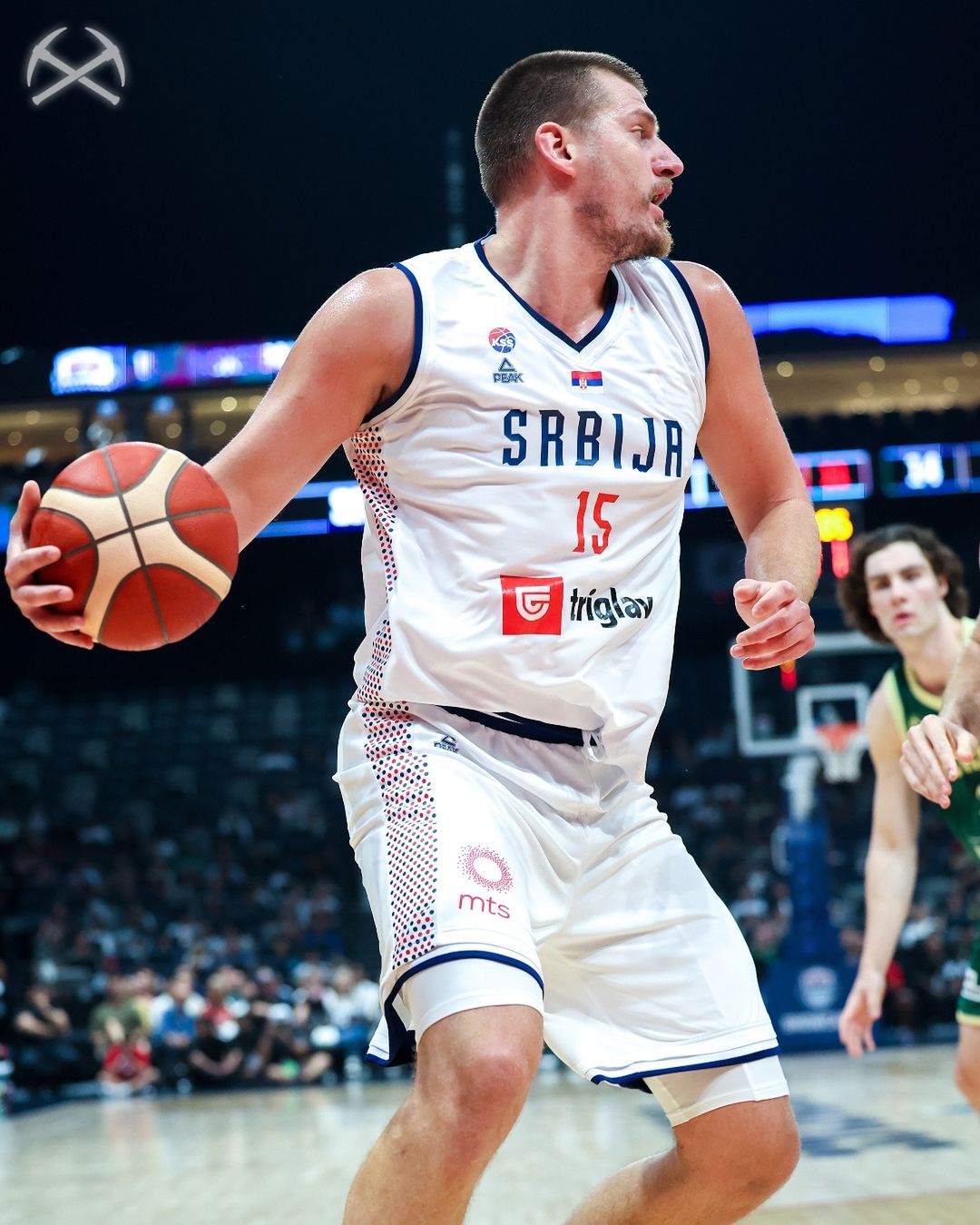 表情超迷因！Nikola Jokić 奧運熱身賽球衣被工作人員遺忘，發現沒衣服換瞬間眼神死！