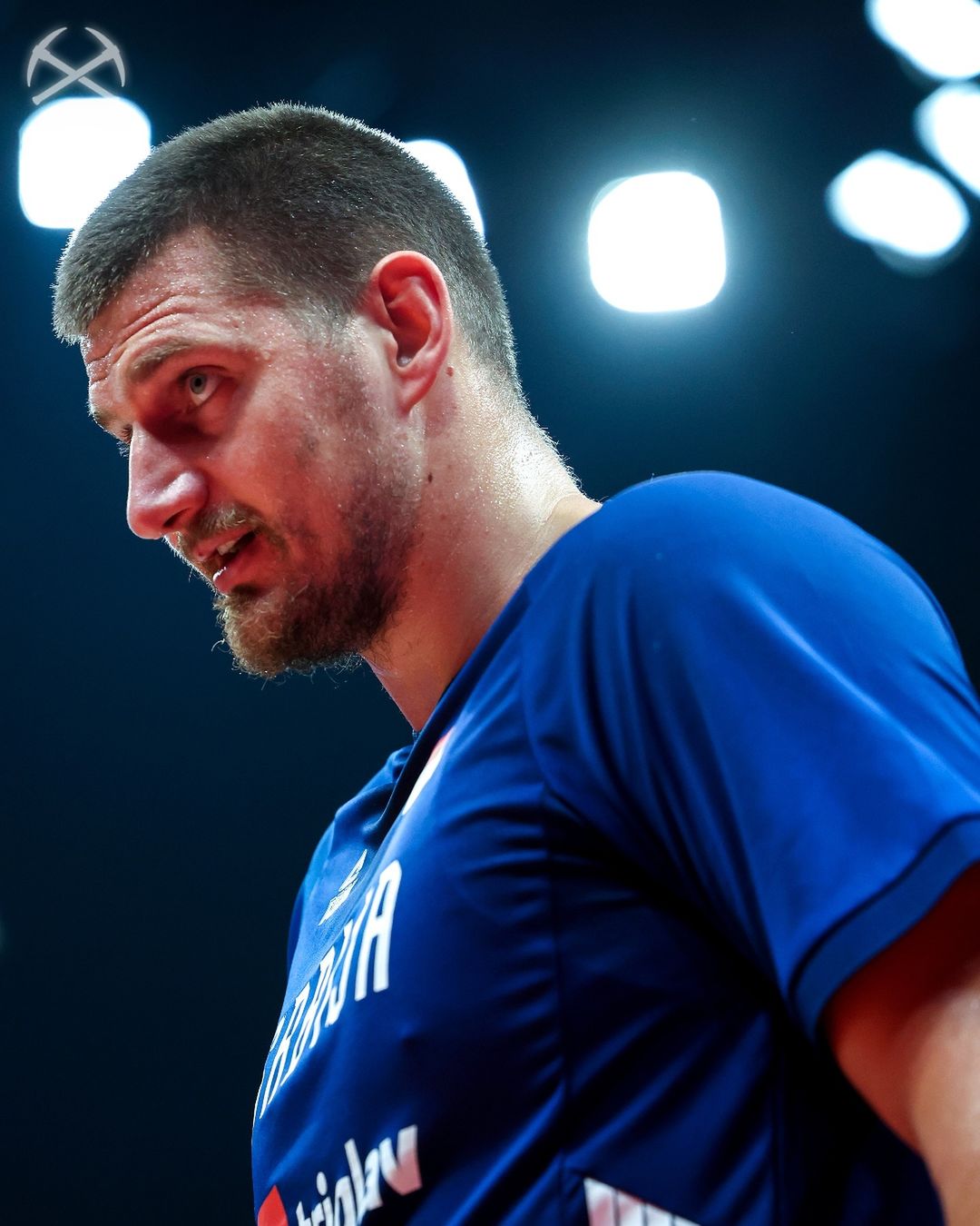 表情超迷因！Nikola Jokić 奧運熱身賽球衣被工作人員遺忘，發現沒衣服換瞬間眼神死！