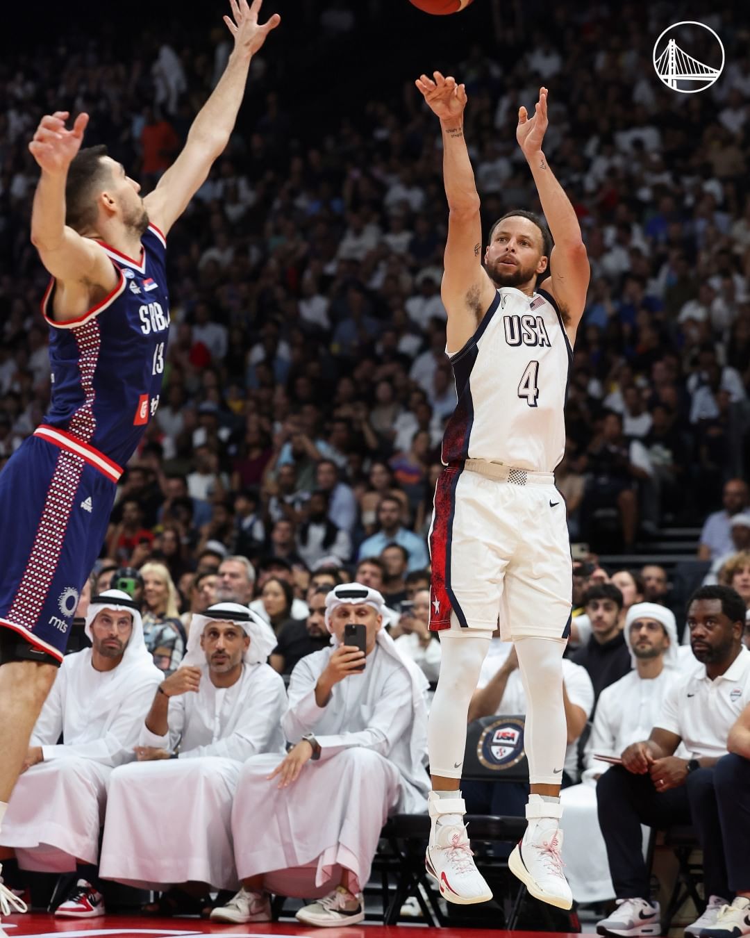 巴黎奧運｜Stephen Curry 突襲倫敦街頭與民眾互動！女湖人迷倒戈換勇士球衣成功獲簽名合照！