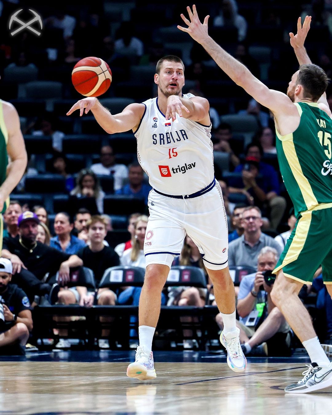 表情超迷因！Nikola Jokić 奧運熱身賽球衣被工作人員遺忘，發現沒衣服換瞬間眼神死！